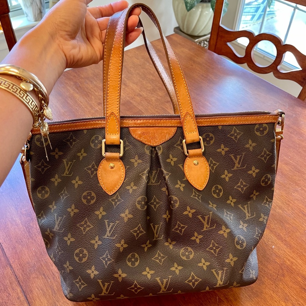 Authentic LOUIS VUITTON
Monogram Handbag